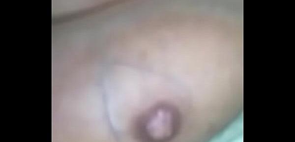  Las tetas de mi esposa mientras duerme